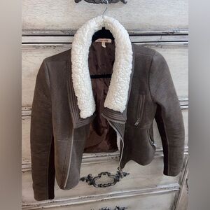 Brown faux suede crop MOTO jacket with white fleece on neck. Size small